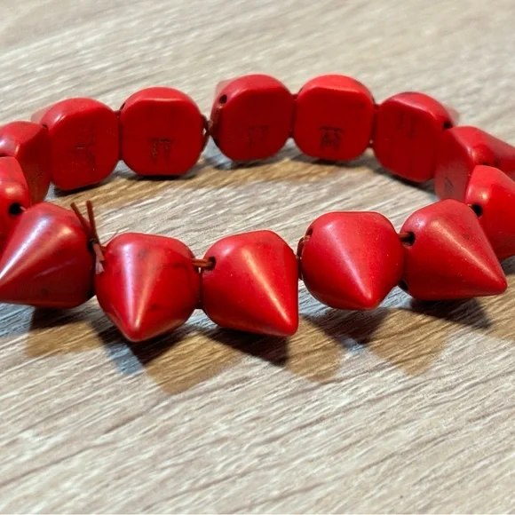 Red Howlite Spike bracelet - Picture 3 of 4